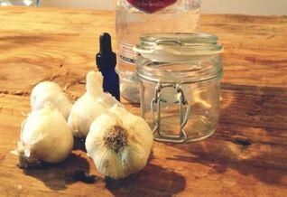Garlic tincture for the treatment of varicose veins. 